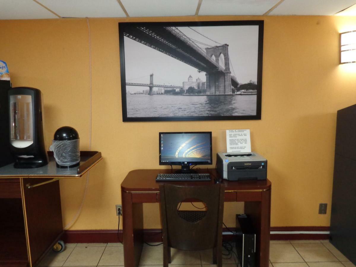 Howard Johnson By Wyndham Suffern Extérieur photo